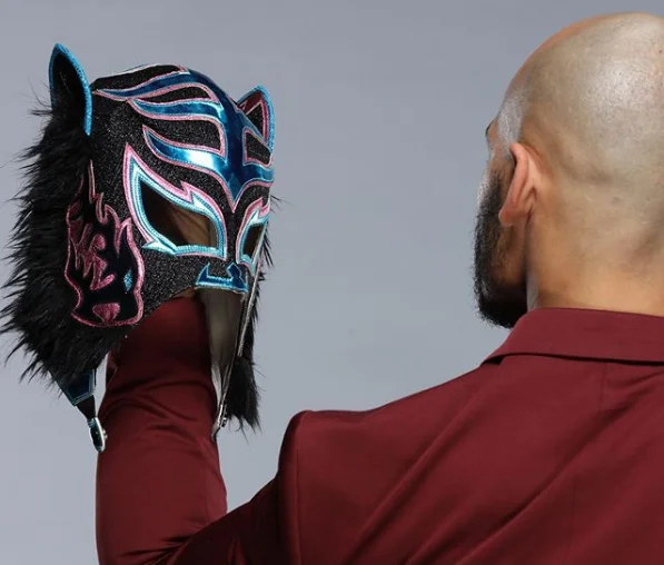 Lince Dorado Teases Losing His Mask